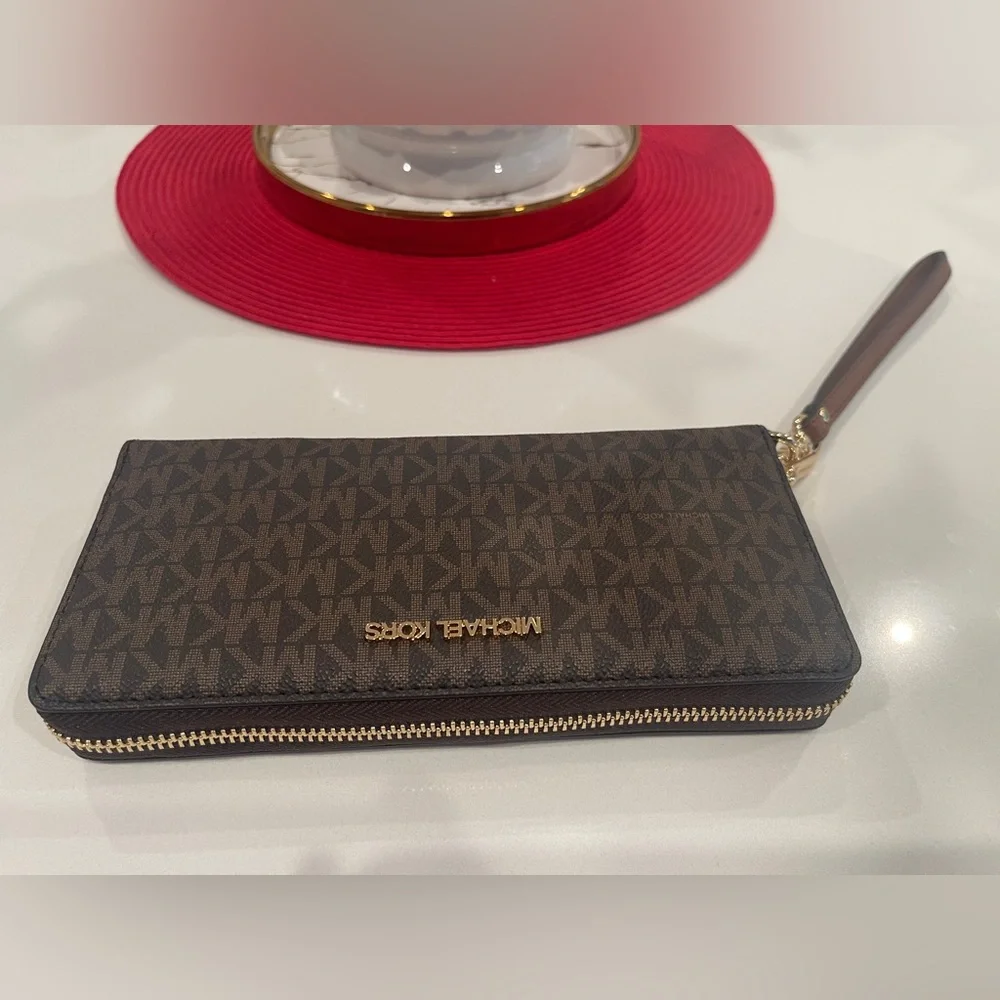 Michael Kors Tan Jet Set Travel Wallet - Picture 3 of 4